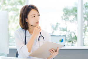 笑顔の女性看護師