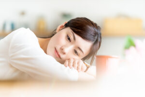 明るい笑顔の若い女性