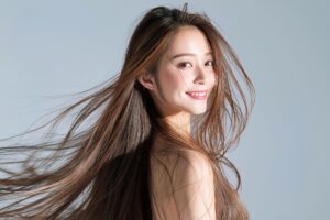 日焼け止めを塗る女性