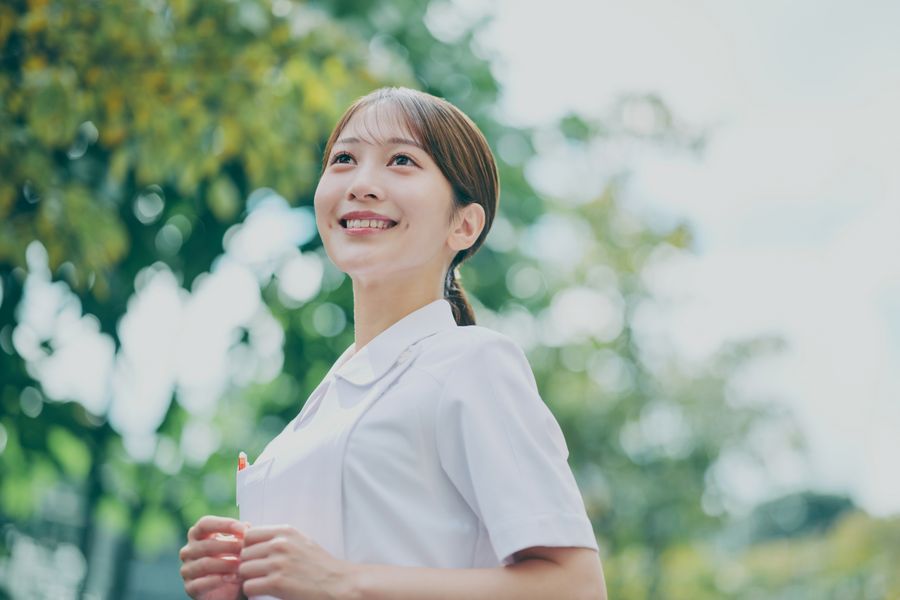 ザーフ(XERF)のメンテナンス時期を案内する看護師